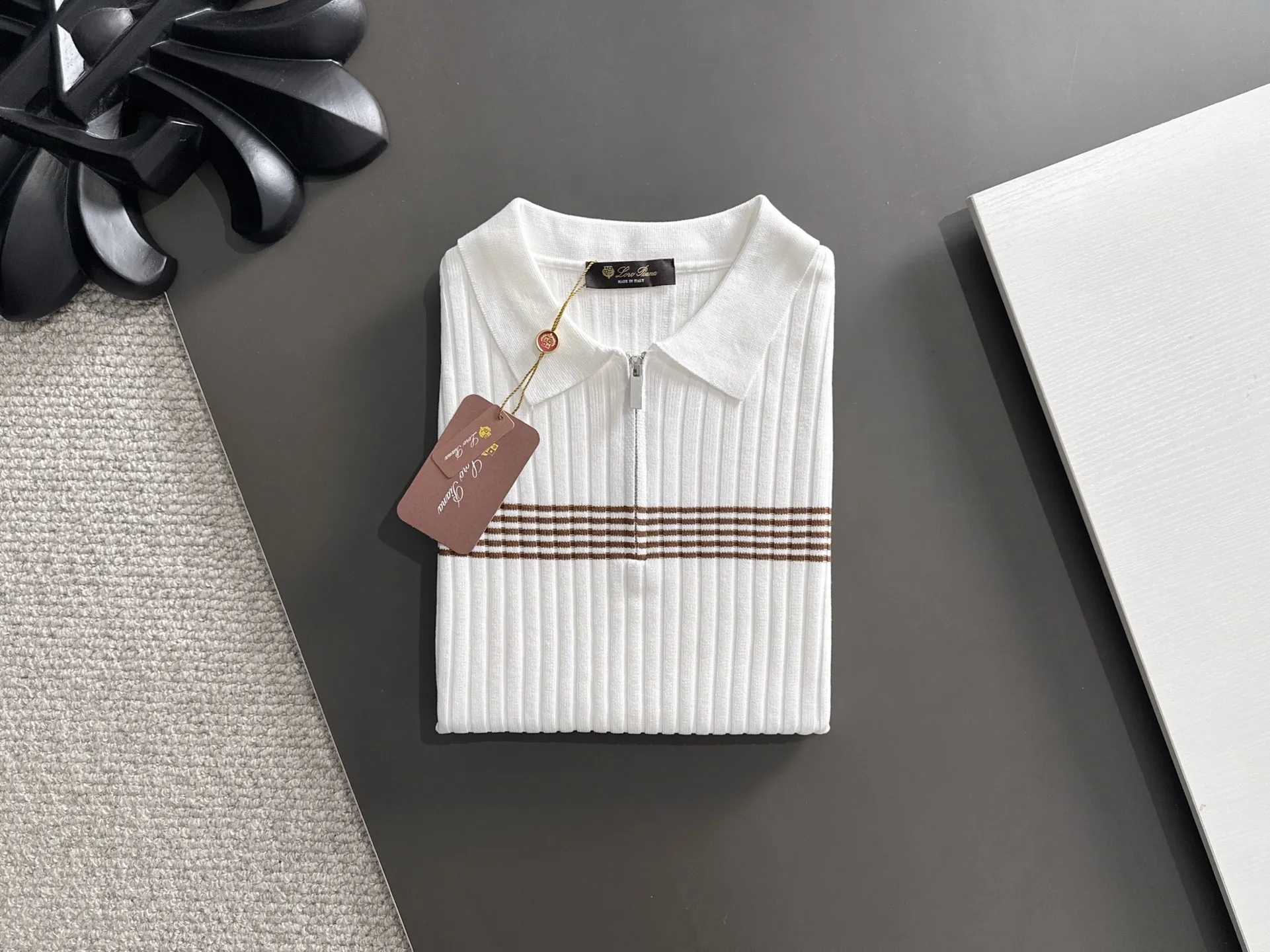 Next day shipment LP high quality Loro Piana 26ss New Arrival men's short-sleeved T-shirt Made of combed cotton yarn knitted cotton fabric, no pressure when entering and exiting the counter Exclusive control of raw materials It feels substantial when weighed, and the upper body is more textured than ordinary T-shirts. This texture can cope with the weather easily and is suitable for both hot and cold! Loose fit design, looks noble. The only correct version is available Size: M to XXXL